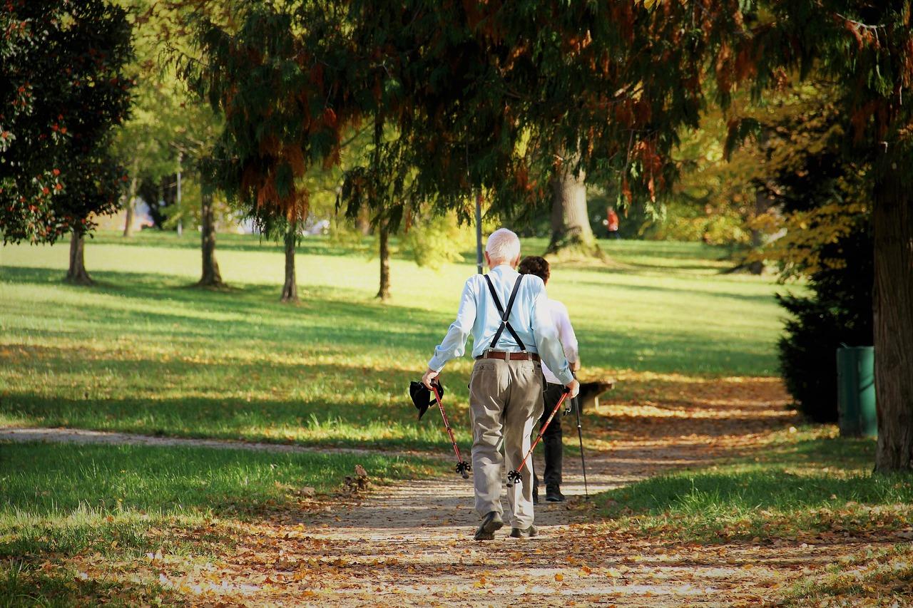 Idosos caminhando